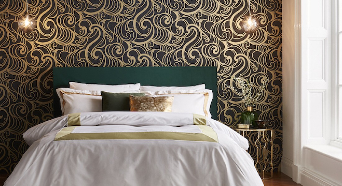 Metallic en ronde vormen op de muur