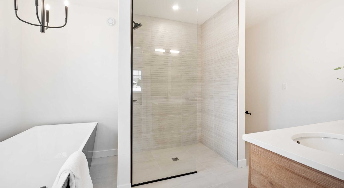 Hoe maatwerk douchedeuren inspelen op je interieurstijl