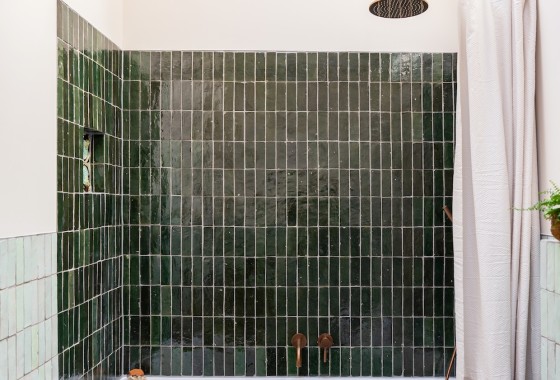 Zonder verbouwen toch een nieuwe badkamer? Zo doe je het met tegels - Designtegels.nl