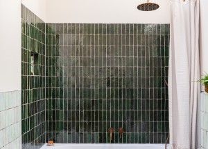 Zonder verbouwen toch een nieuwe badkamer? Zo doe je het met tegels - 