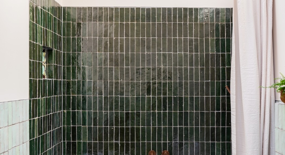 Zonder verbouwen toch een nieuwe badkamer? Zo doe je het met tegels