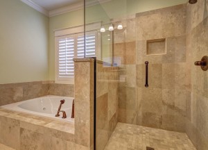 Raamdecoratie in de badkamer: zo vind je de perfecte oplossing voor privacy en stijl - 