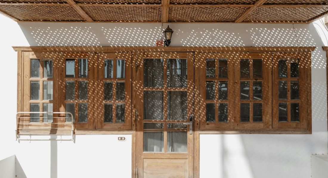 Houten accenten in je interieur: van vloer tot jaloezie