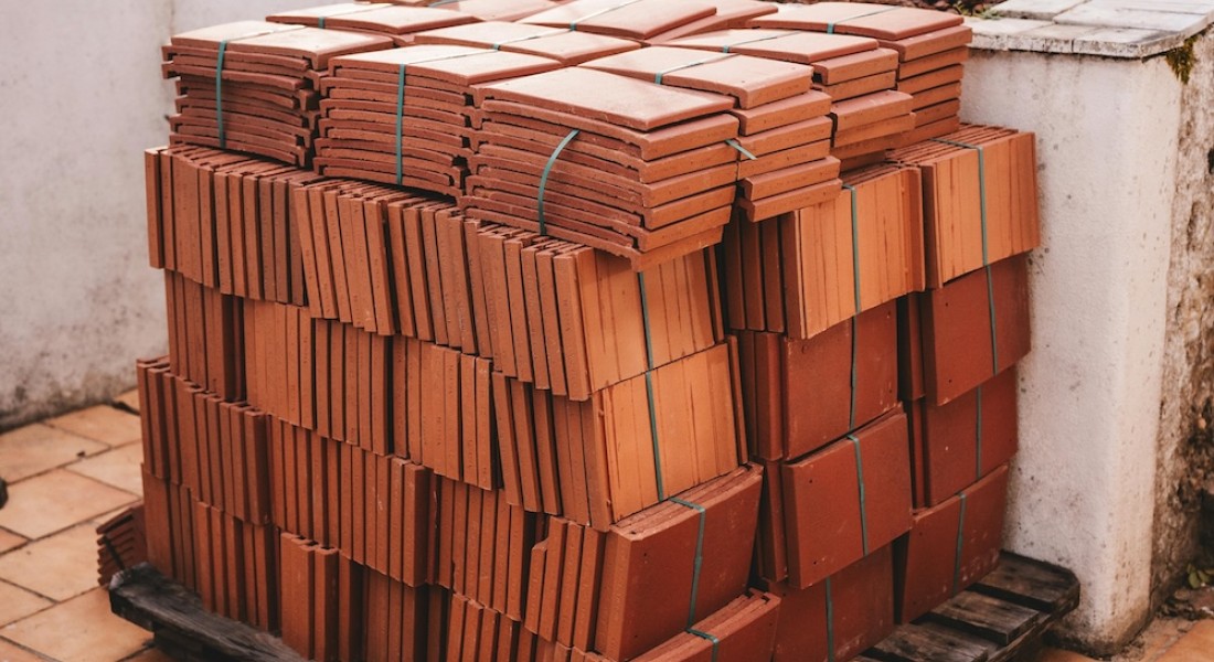 Zo combineer je buitenvloertegels met een moderne tuininrichting