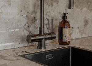 Donkere hotel chic keuken in Naarden | Keukenspecialisten.nl