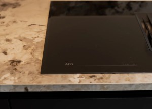 Donkere hotel chic keuken in Naarden | Keukenspecialisten.nl