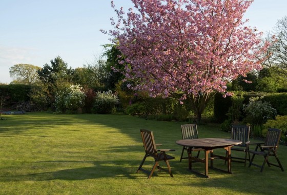 Zomerproof in een middag: fris je houten tuinmeubels weer op - Woca
