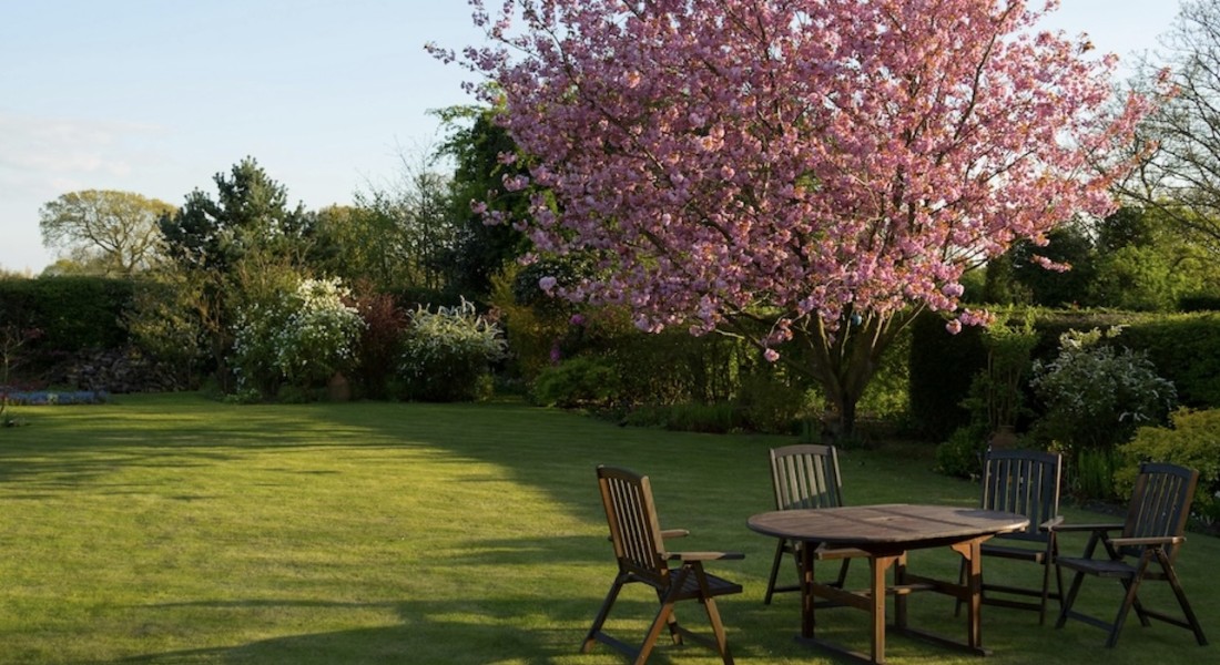 Zomerproof in een middag: fris je houten tuinmeubels weer op