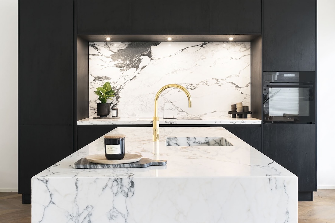 Luxe keuken met marmeren kookeiland | Kitchenstudio