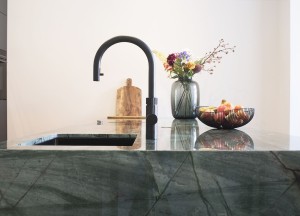 Maatwerk keuken met donkergroen kookeiland | Kitchenstudio