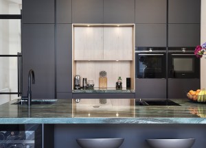 Maatwerk keuken met donkergroen kookeiland | Kitchenstudio