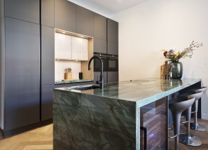 Maatwerk keuken met donkergroen kookeiland | Kitchenstudio - 