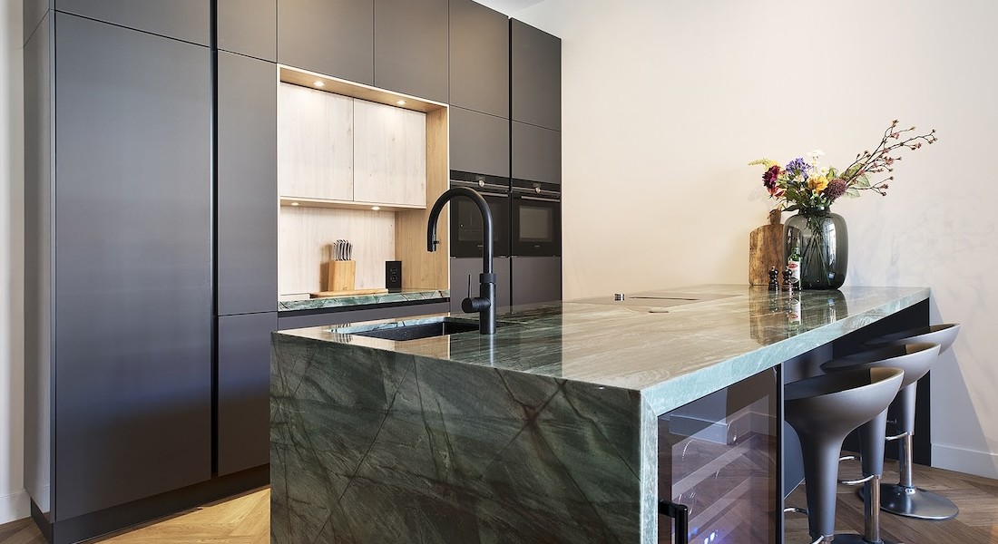 Maatwerk keuken met donkergroen kookeiland | Kitch - UW-keuken.nl