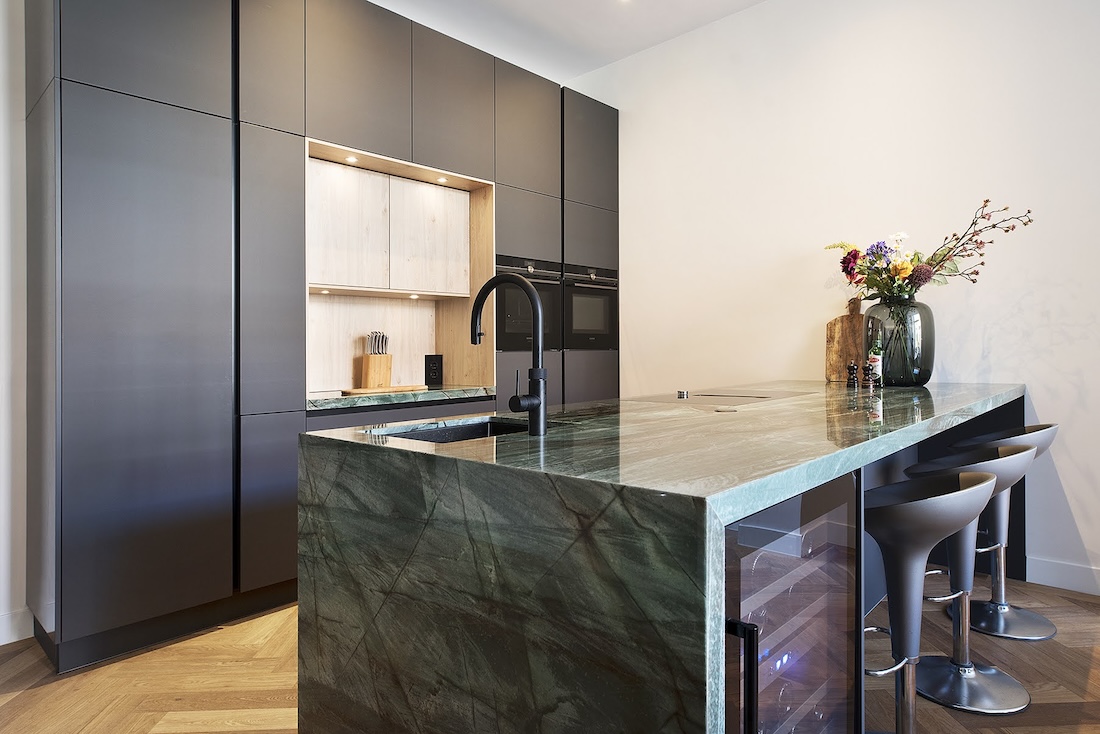 Maatwerk keuken met donkergroen kookeiland | Kitchenstudio