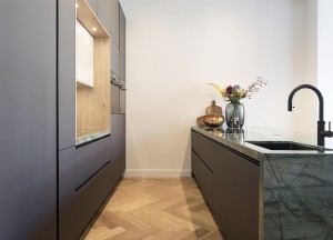 Maatwerk keuken met donkergroen kookeiland | Kitchenstudio