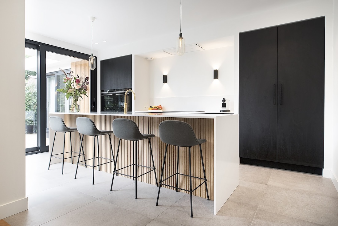 Luxe maatwerk keuken in zwart wit | Kitchenstudio