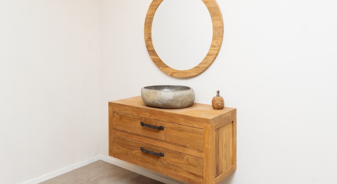 Tijdloze teak meubels voor de badkamer