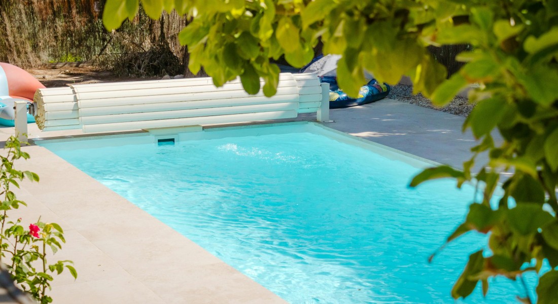 Geen zin in uren schoonmaken? Ontdek hoe een zwembadrobot het werk overneemt