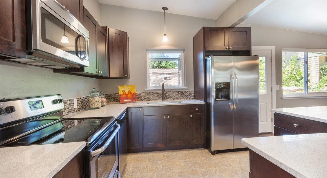 Lichte versus donkere houten keukens: wat past bij jouw interieur?