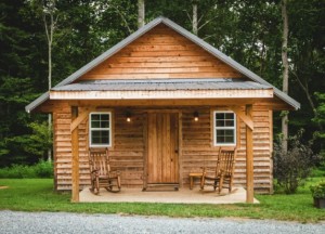 Een warme en sfeervolle tuin: blokhutten, veranda’s en buitenhaarden - 