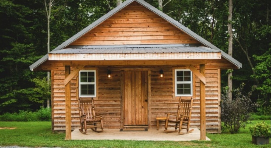 Een warme en sfeervolle tuin: blokhutten, veranda’s en buitenhaarden