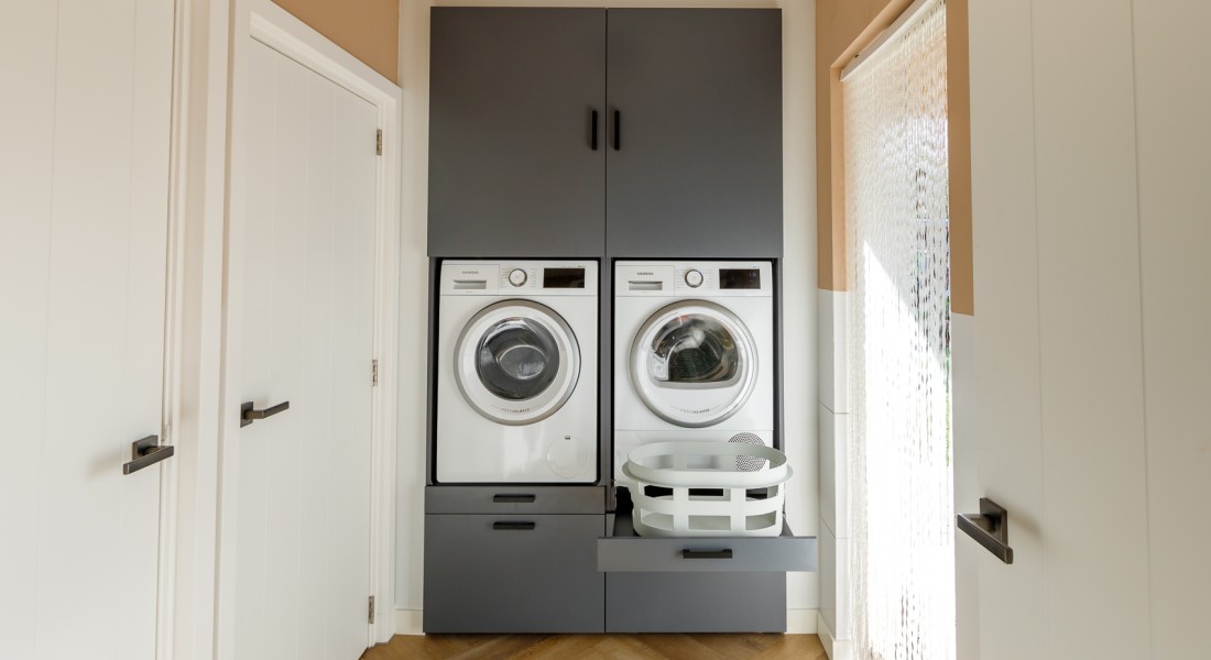 Hoe plaats je een wasmachine in de badkamer: tips voor een georganiseerde en stijlvolle wasruimte