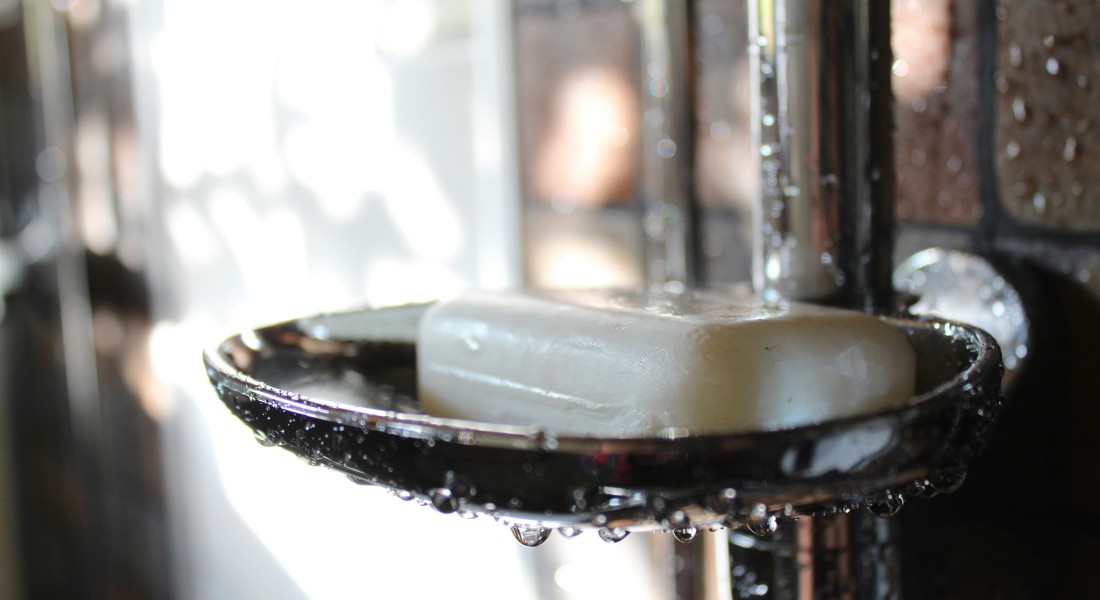 Lekkage in de badkamer: alles wat je moet weten