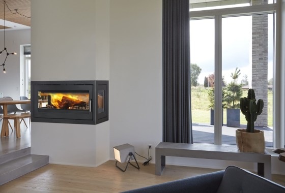 Een driezijdige haard die overal in huis opvalt - Meteor