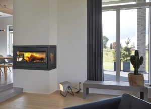 Een driezijdige haard die overal in huis opvalt