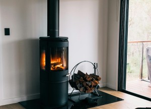 Onderzoek TAUW: houtkachels stoten minder uit