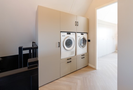 Handige ombouw voor een opgeruimde bijkeuken - Wasombouw