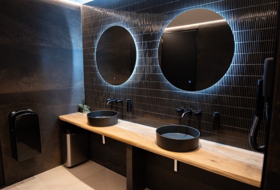 Zwart dat blijft hangen: badkamerdesign van LAUFEN - LAUFEN