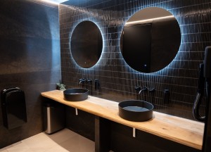 Zwart dat blijft hangen: badkamerdesign van LAUFEN