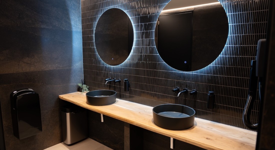 Zwart dat blijft hangen: badkamerdesign van LAUFEN