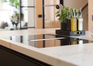 Design keuken met zwart kookeiland | Kitchenstudio