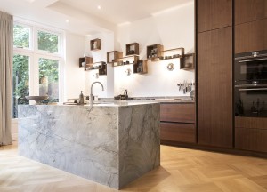 Houten maatwerkkeuken met kwartsiet eiland | Kitchenstudio - 