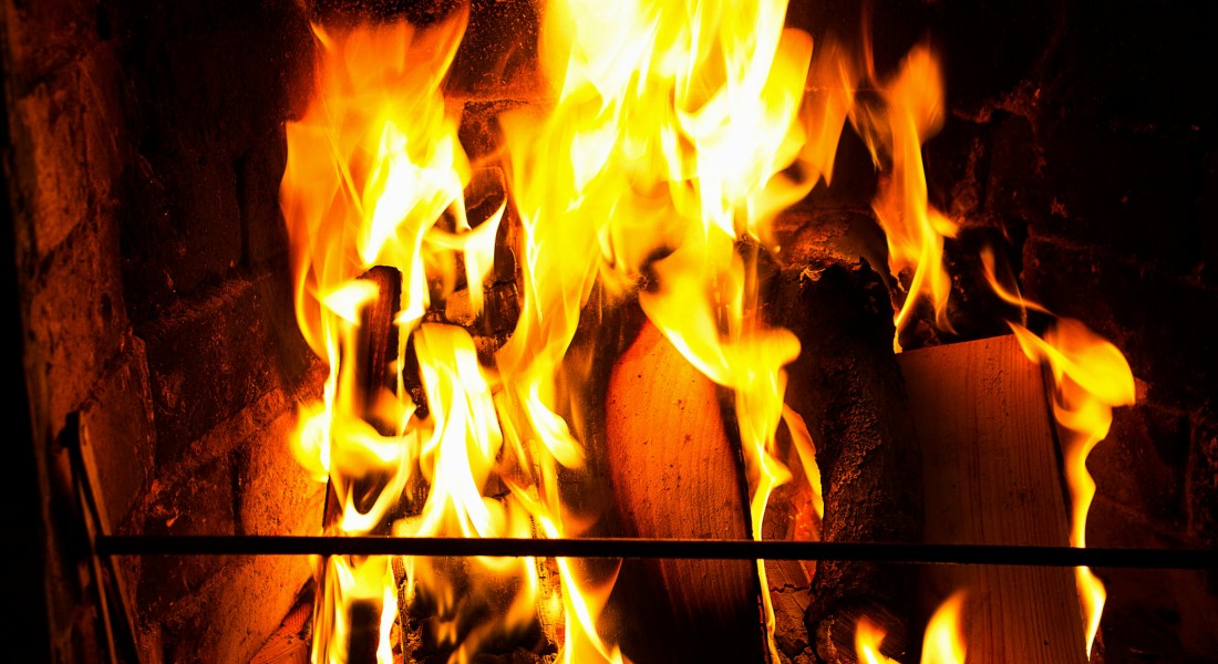 Wat als je haard niet door de voordeur past? Slimme oplossingen voor lastige installaties