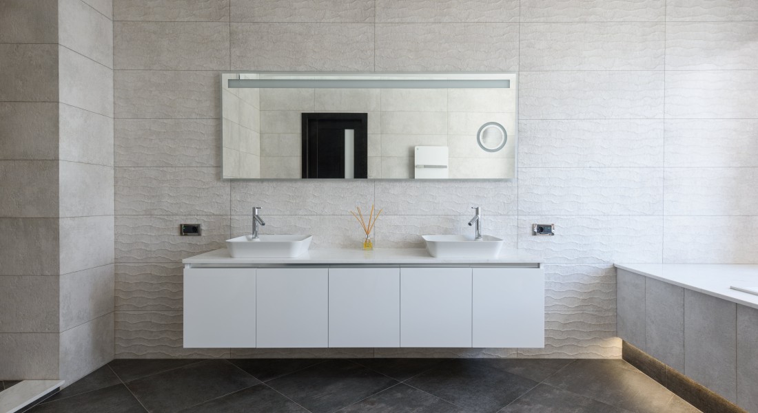 Zo stem je je wastafelmeubel af op de vloer in de badkamer