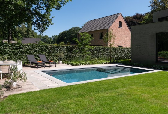 Modern zwembad met sportieve uitstraling - LPW Pools