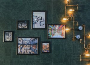 Alleen nog iets aan de muur! - Etagon