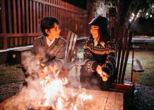Een sfeervolle tuin zonder onkruid: zo combineer je vuur, comfort en onderhoud