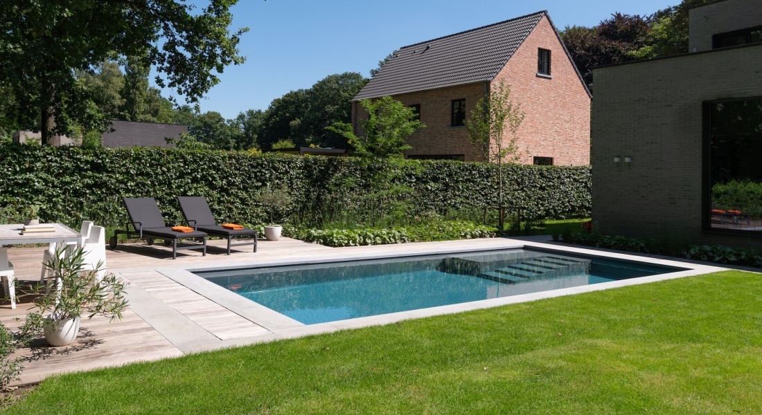 Zwembad aanleggen in de tuin: wat komt er allemaal bij kijken?