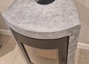 Een houtkachel speciaal ontworpen om in een hoek te plaatsen