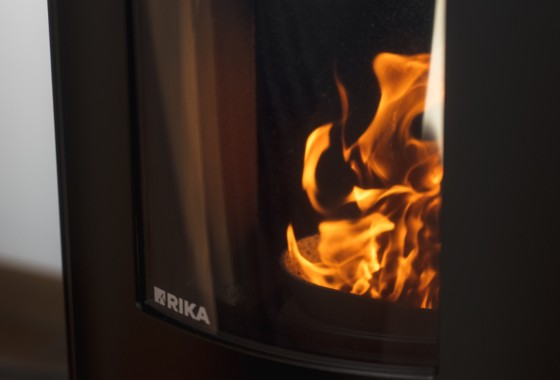 Een stille Oostenrijkse pelletkachel met extreem lage uitstoot - RIKA