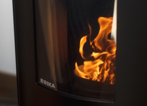 Een stille Oostenrijkse pelletkachel met extreem lage uitstoot - RIKA