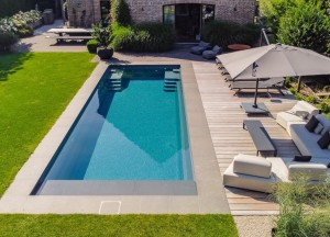 Buitenleven rond het zwembad: lounge, bar en designmeubels