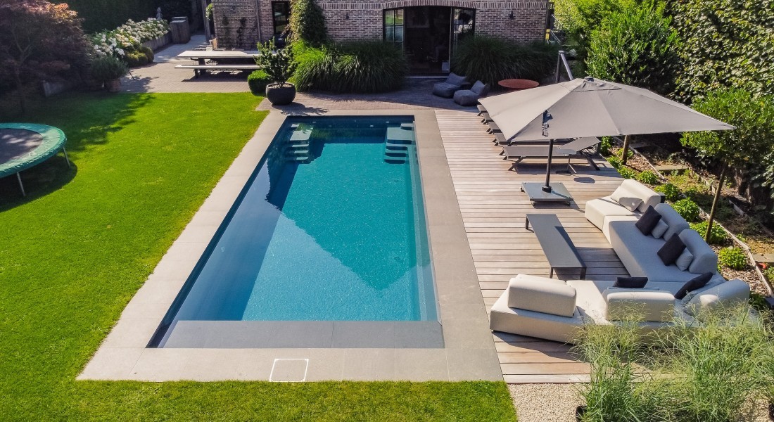 Buitenleven rond het zwembad: lounge, bar en designmeubels