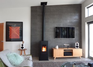 Compacte houtkachel RIKA Livo die een schone ruit houdt en stil is