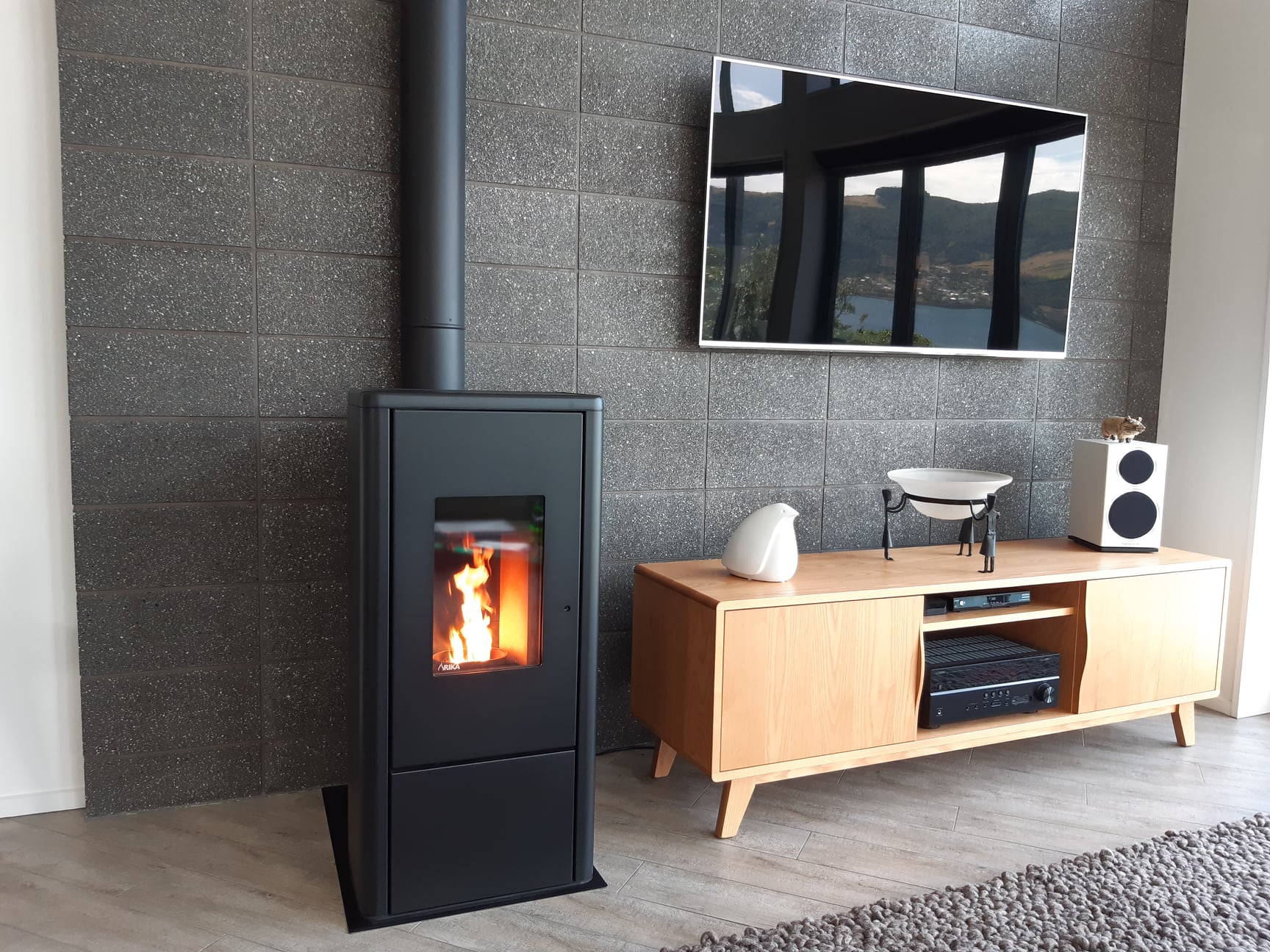 Compacte houtkachel RIKA Livo die een schone ruit houdt en stil is