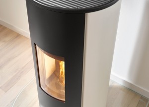 Een ronde pelletkachel uit Oostenrijk die je zonder navullen 22 uur kan gebruiken - RIKA